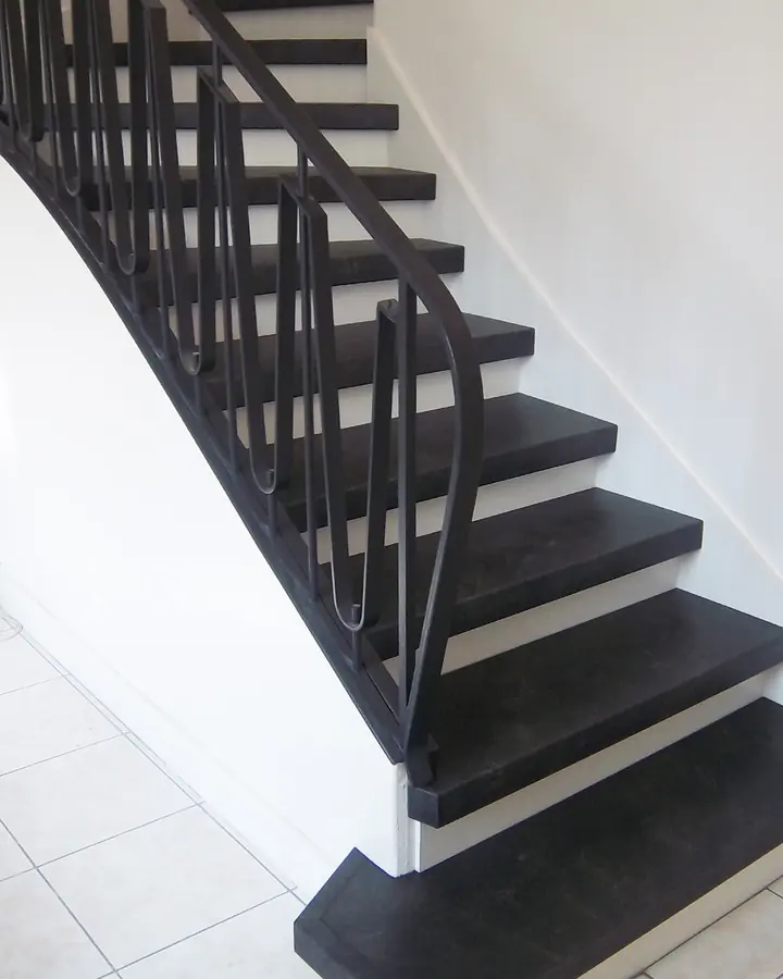 Nachher: Treppe mit HAFA-Laminatstufen in Anthrazit
